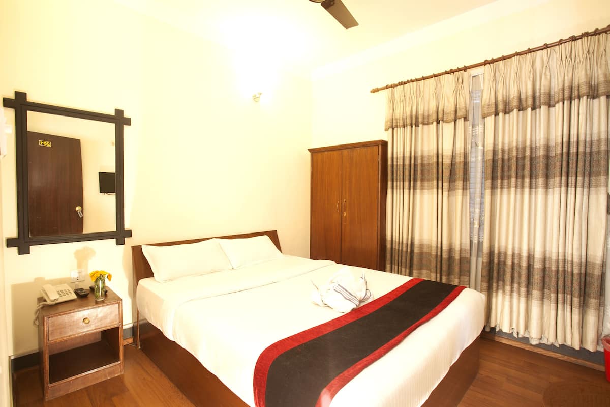 Quarto casal standard, 1 cama de casal, vista para o jardim | Escrivaninha, Wi-Fi de cortesia, roupa de cama