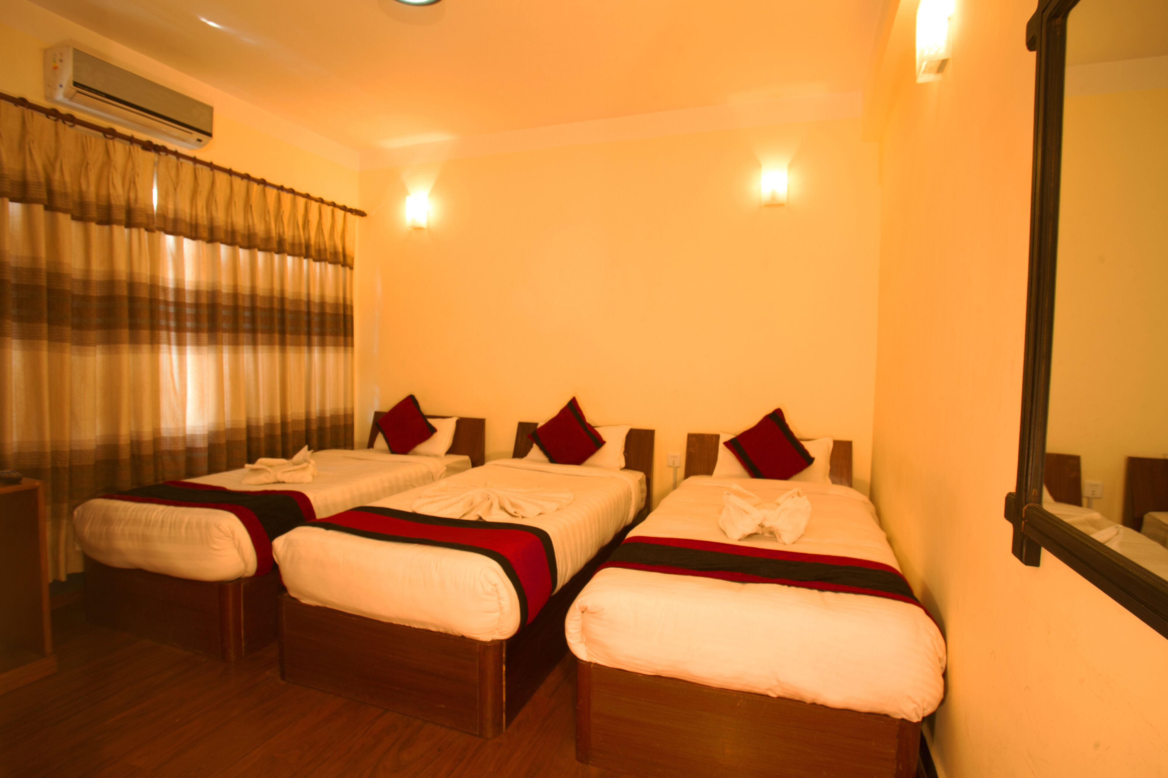 deluxe triple room | desk, free wifi, bed sheets