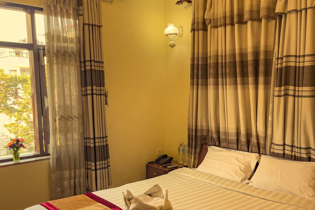 Deluxe Double or Twin Room, 1 Katil Ratu (Queen), City View | Meja, Wi-fi percuma, cadar katil