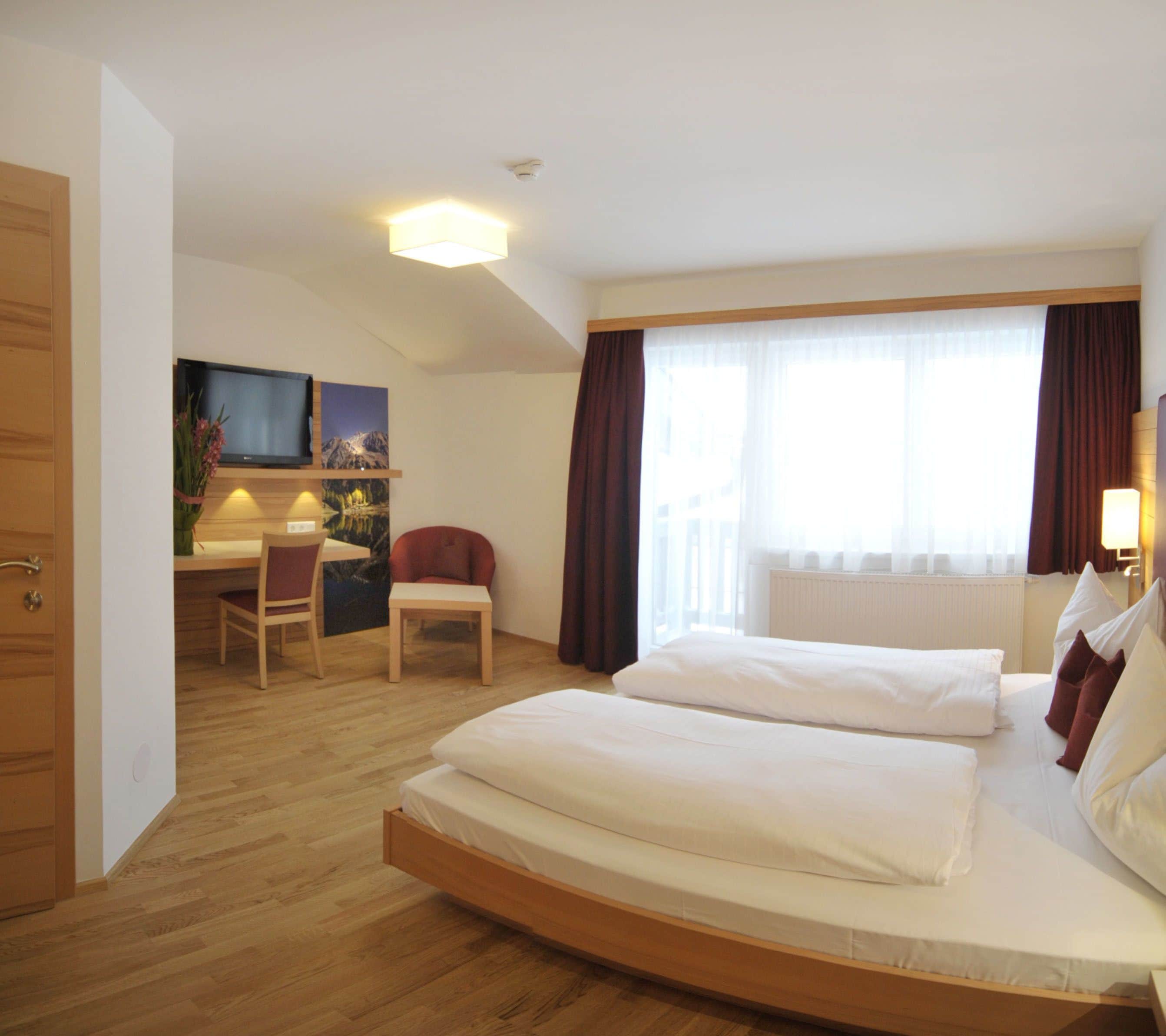 Superior-Doppelzimmer, Nichtraucher, Bergblick | Schreibtisch, schallisolierte Zimmer, kostenloses WLAN, Bettwäsche