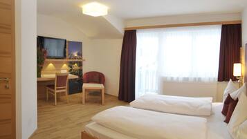 Superior-Doppelzimmer, Nichtraucher, Bergblick | Schreibtisch, schallisolierte Zimmer, kostenloses WLAN, Bettwäsche