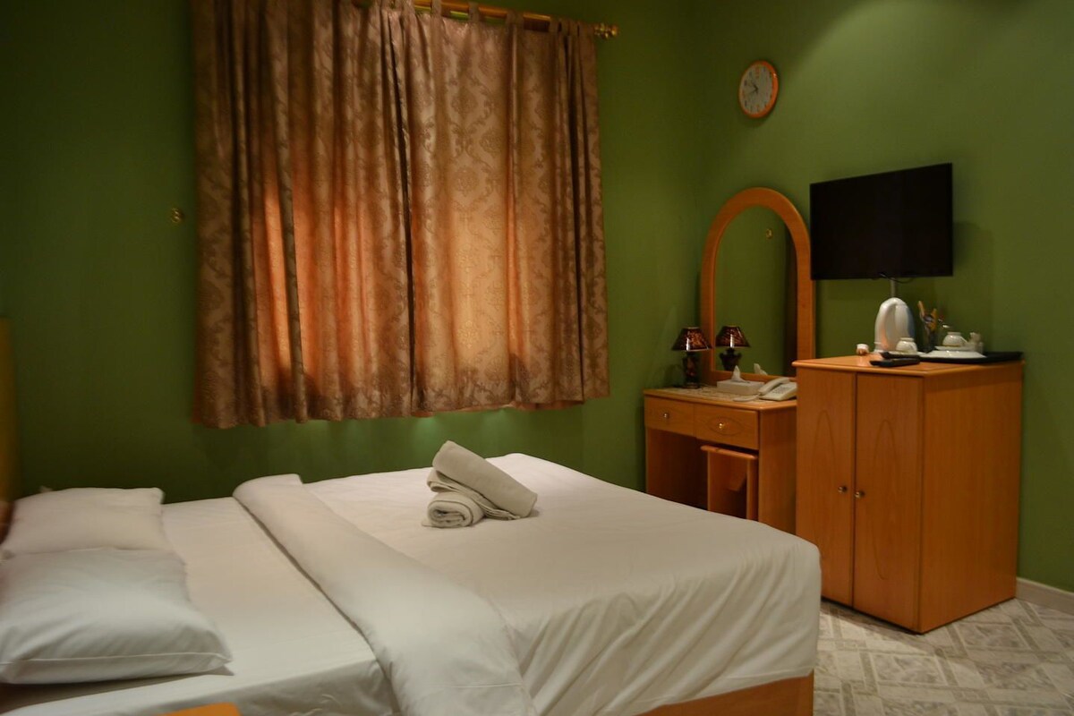 Quarto casal standard, 1 cama King | Roupas de cama premium, frigobar, cofres nos quartos, escrivaninha
