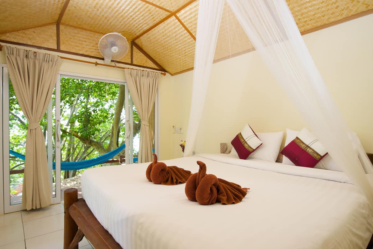 WiFi (free), bed sheets