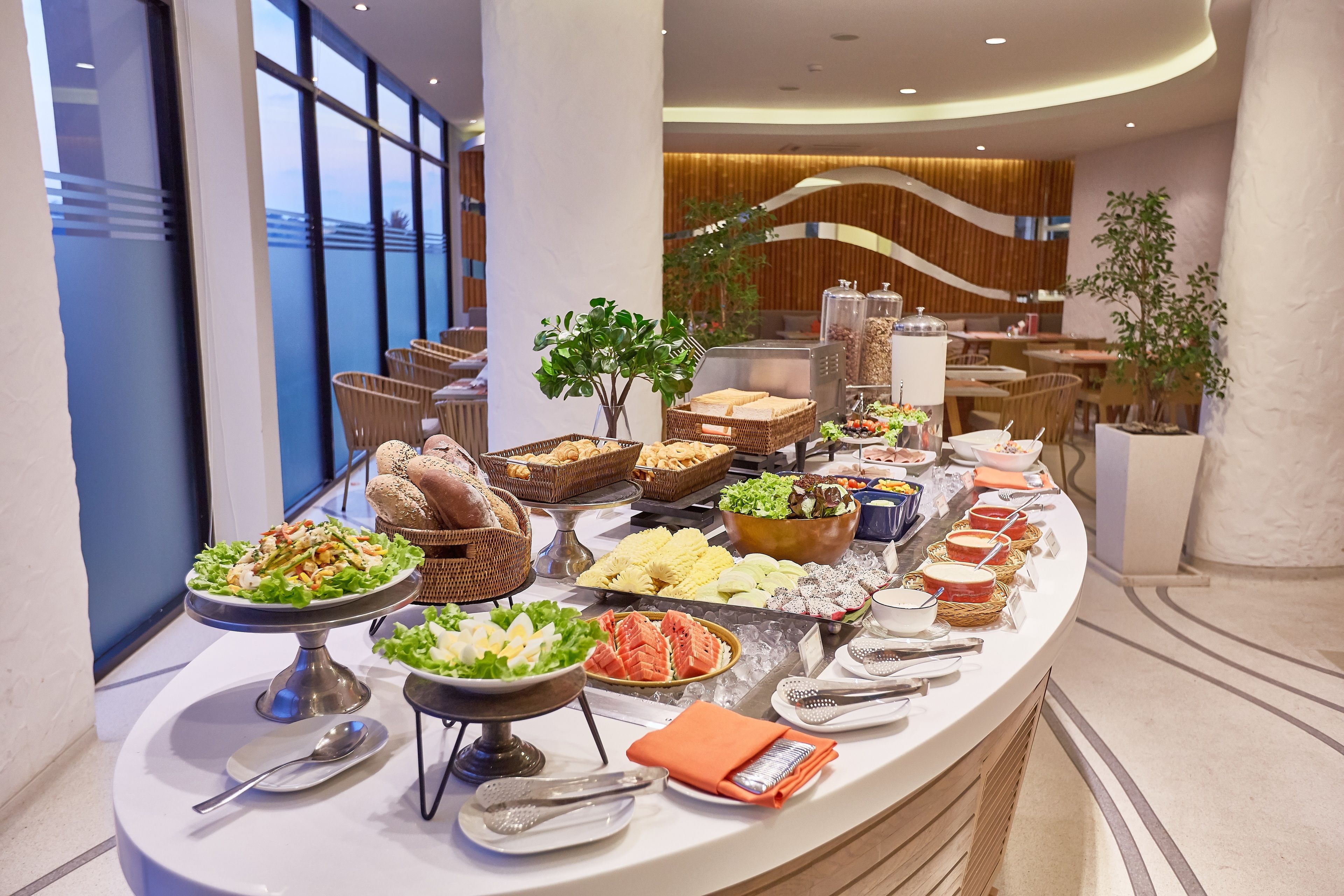daily cooked-to-order breakfast (thb 350 per person)