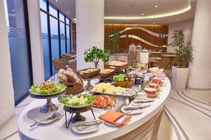 Se ofrece un desayuno a la carta todos los días (por un coste adicional)