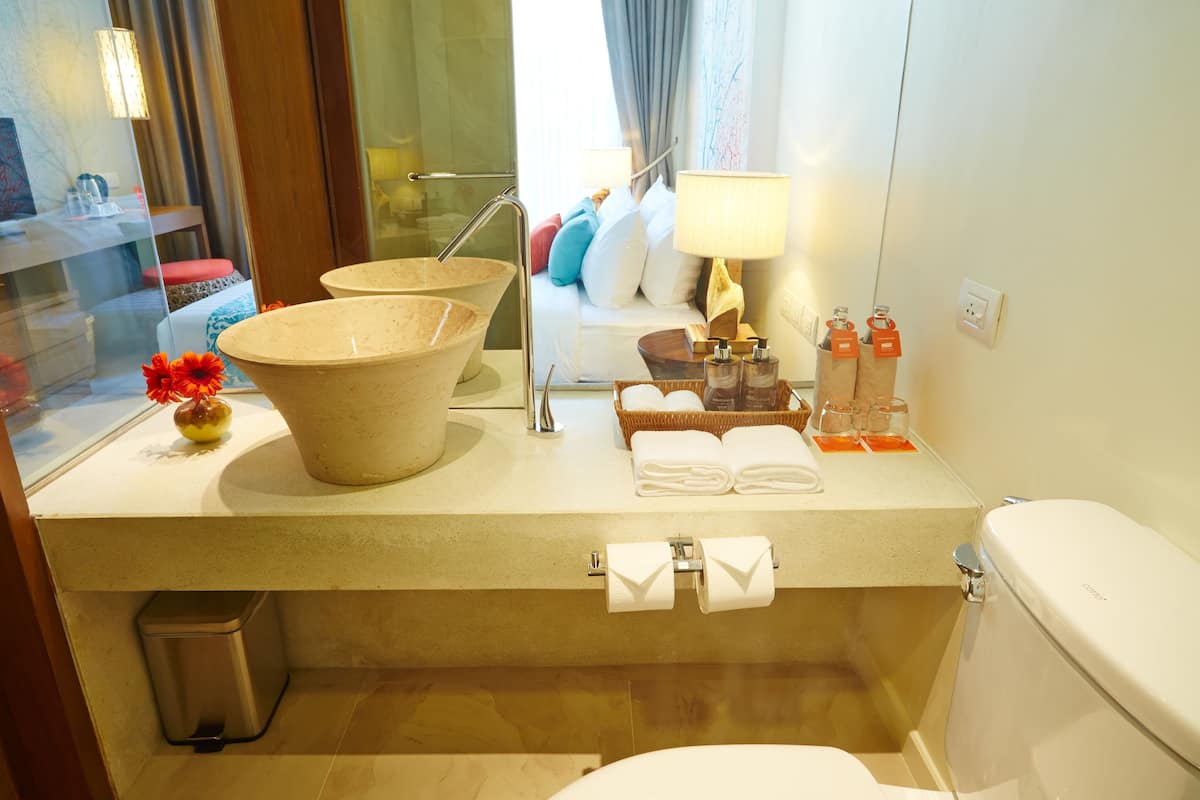 1 bedroom, in-room safe, desk, blackout curtains