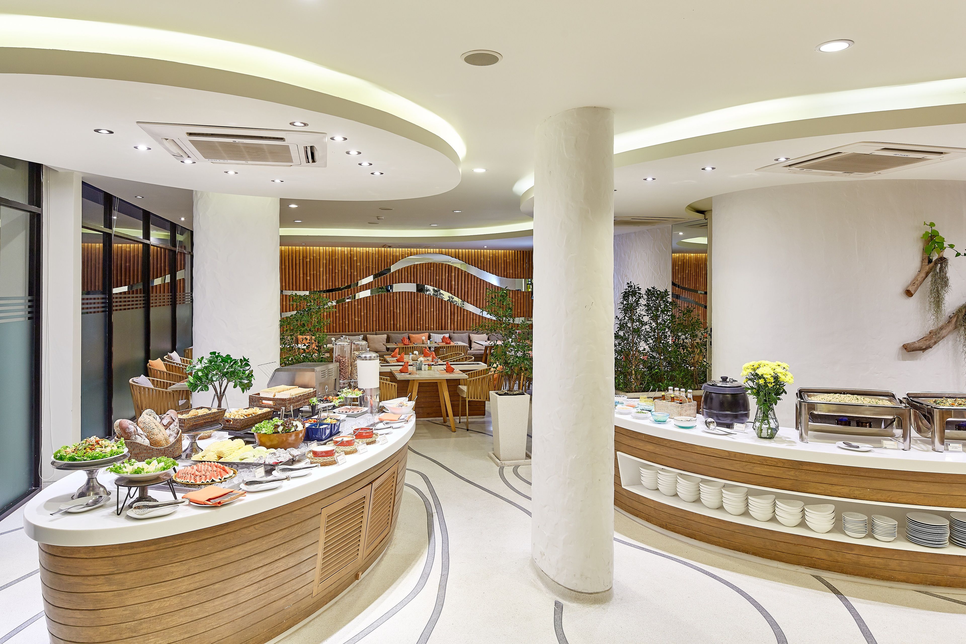 Aamiainen (350 THB per henkilö)