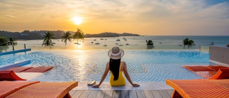 Ulkouima-allas, aurinkotuoleja