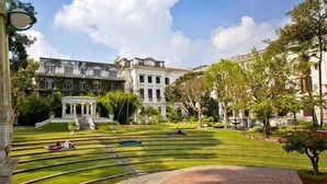 A courtyard with a central fountain, a gazebo, and a large building with classical architecture. - Hotel Bubo Himalaya (Kathmandu)