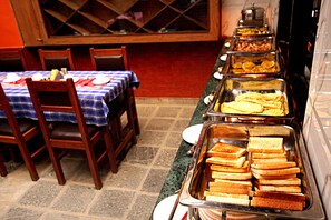 Petit déjeuner continental (500 NPR par personne)
