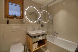 Appartement, 2 lits jumeaux, terrasse | Salle de bain | Articles de toilette (gratuits), séchoir à cheveux, serviettes fournies