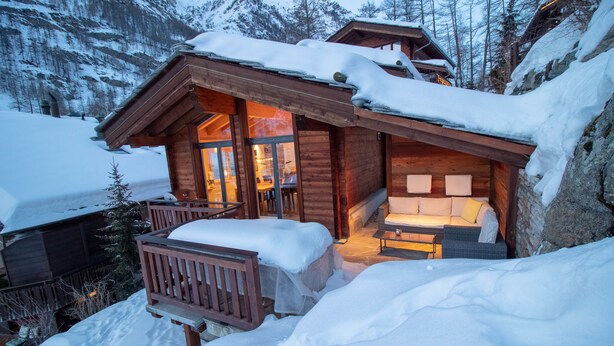 A wooden cabin with a balcony, surrounded by snow-covered mountains. - Chalet A la Casa (Zermatt)