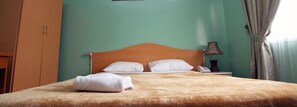 Habitación estándar doble | Caja fuerte, escritorio, wifi gratis