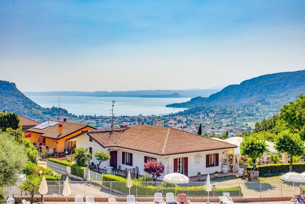 A villa with a terrace overlooking a lake and mountains. - Appartamenti San Carlo (Costermano sul Garda)