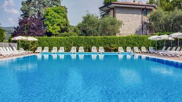 Piscina stagionale all'aperto, ombrelloni da piscina, lettini