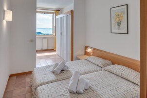 Comfort Apartment, 1 Bedroom | In-room safe, desk, free WiFi, bed sheets
