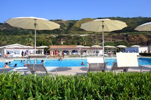 Outdoor pool, pool umbrellas, sun loungers - VOI Tropea Essentia (Parghelia)