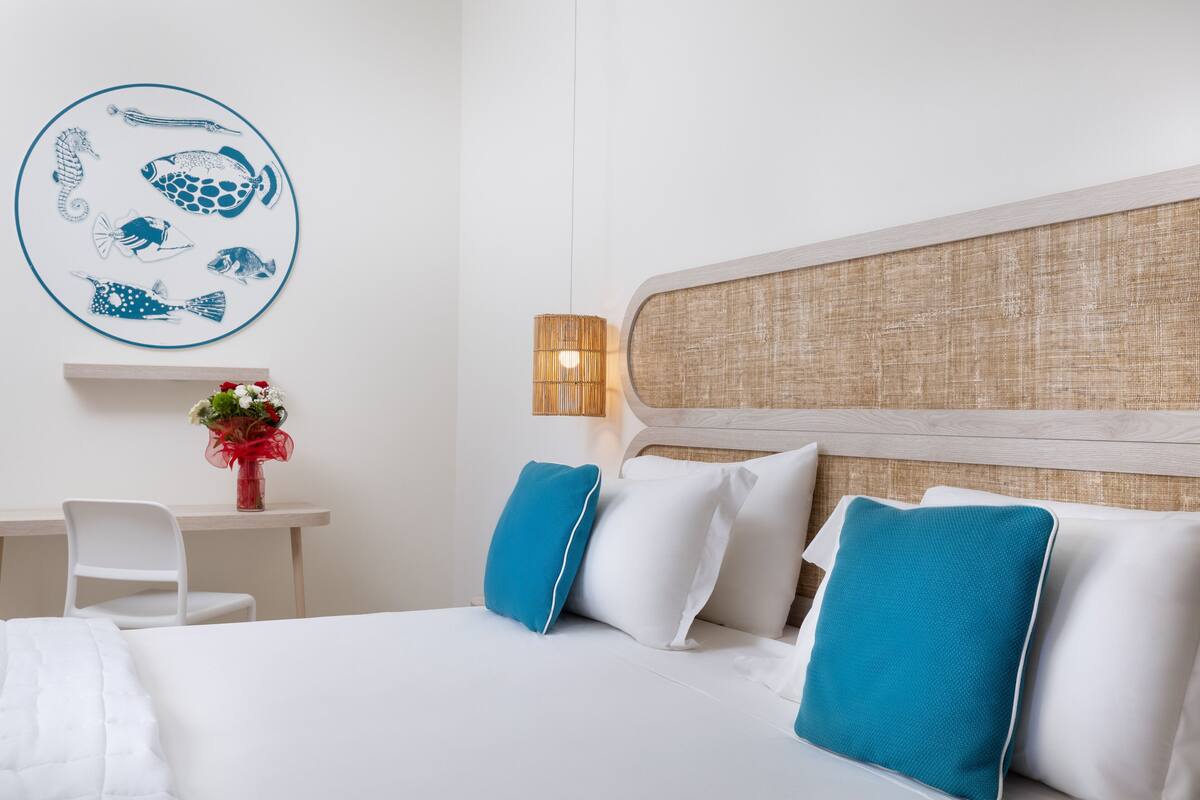 Minibar, in-room safe, WiFi (free), bed sheets
