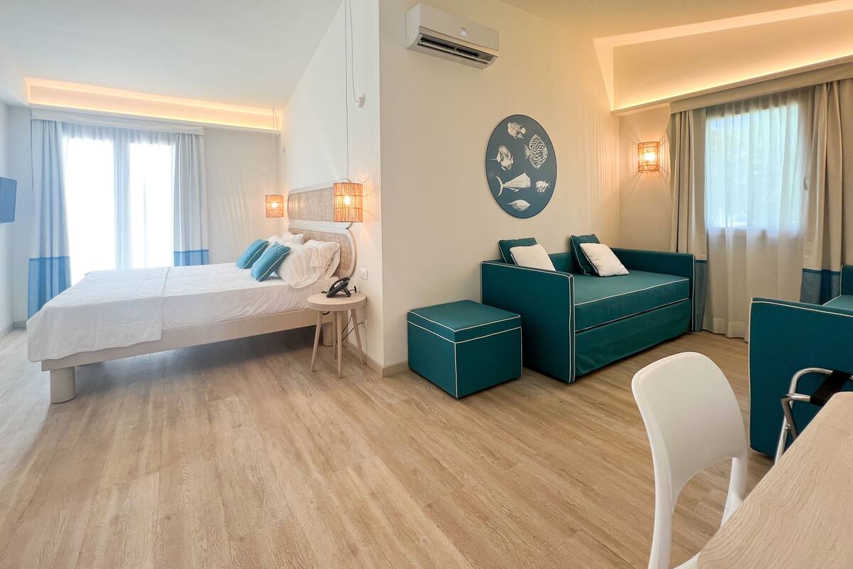 Tripla Superior (3 adulti) | Minibar, in-room safe, WiFi (free), bed sheets