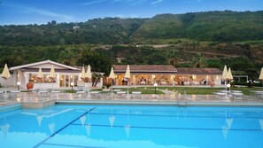 室外游泳池，池畔遮阳伞，日光浴躺椅