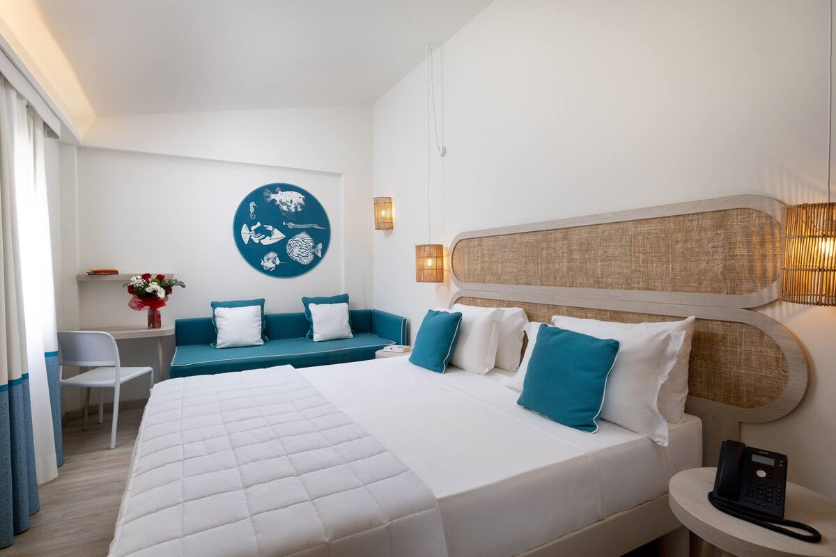 Minibar, in-room safe, WiFi (free), bed sheets