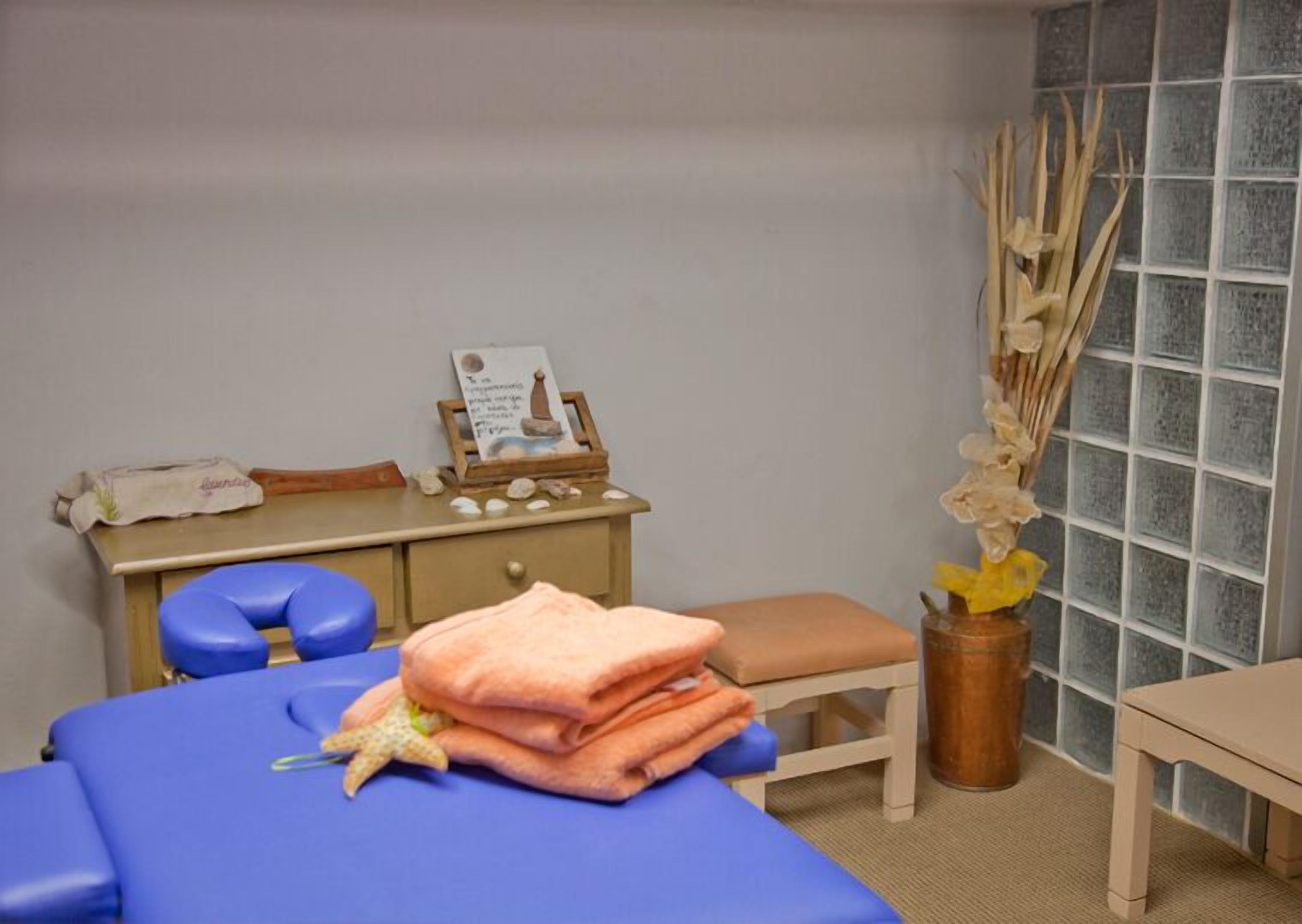 1 treatment room, massages