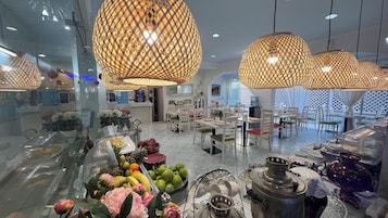 Breakfast and dinner served