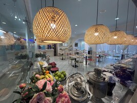 Breakfast and dinner served