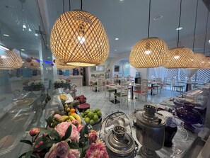 Petit déjeuner et dîner servis sur place