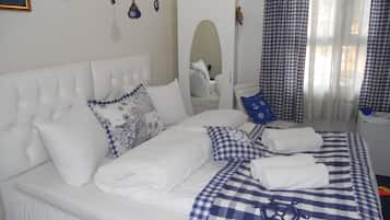 Camera con letto matrimoniale o 2 letti singoli | Biancheria da letto di alta qualità, minibar, una scrivania