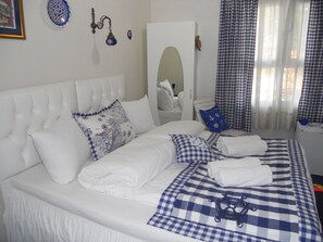 Habitación con 1 cama matrimonial o 2 individuales | Ropa de cama de alta calidad, minibar, escritorio y cunas gratuitas