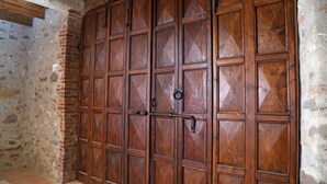 A large wooden door with multiple panels and a metal handle. - Residence Borgo Mondragon (Lazise)