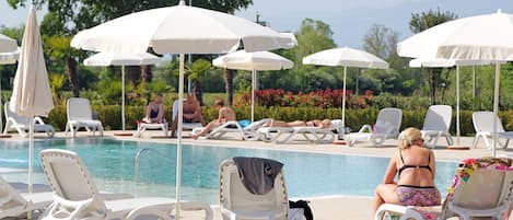 Piscine extérieure, parasols de plage, chaises longues