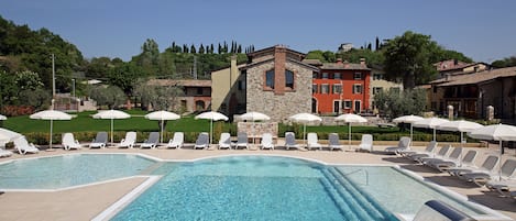 Außenpool, Sonnenschirme, Liegestühle