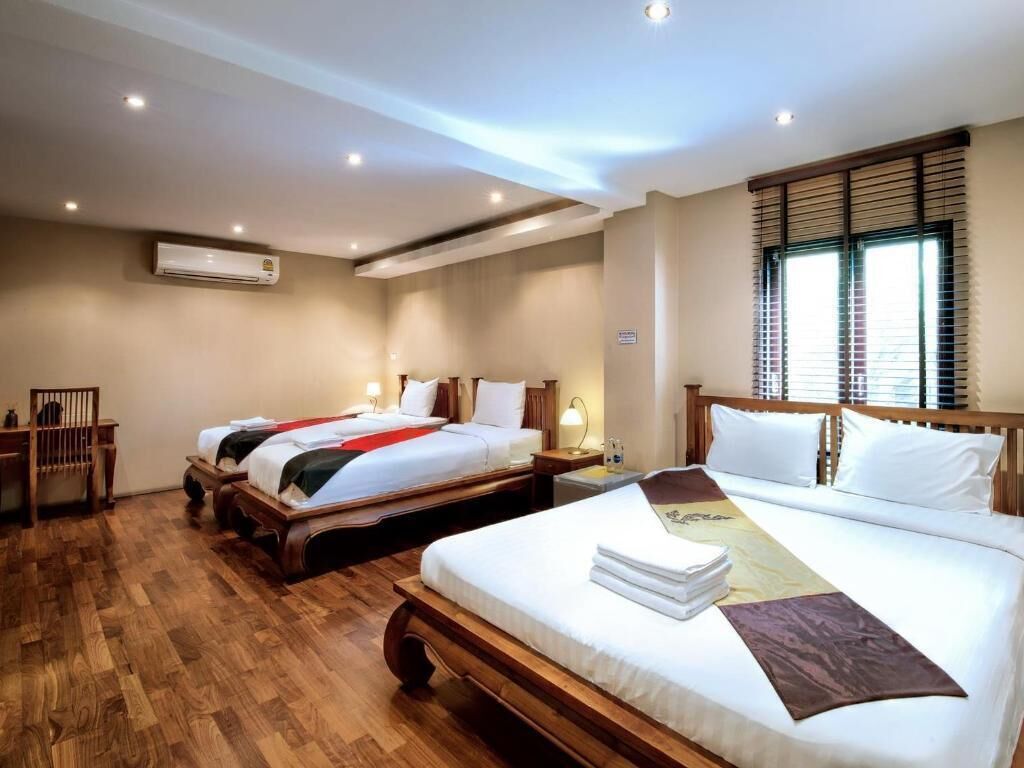 Down duvets, minibar, desk, blackout curtains