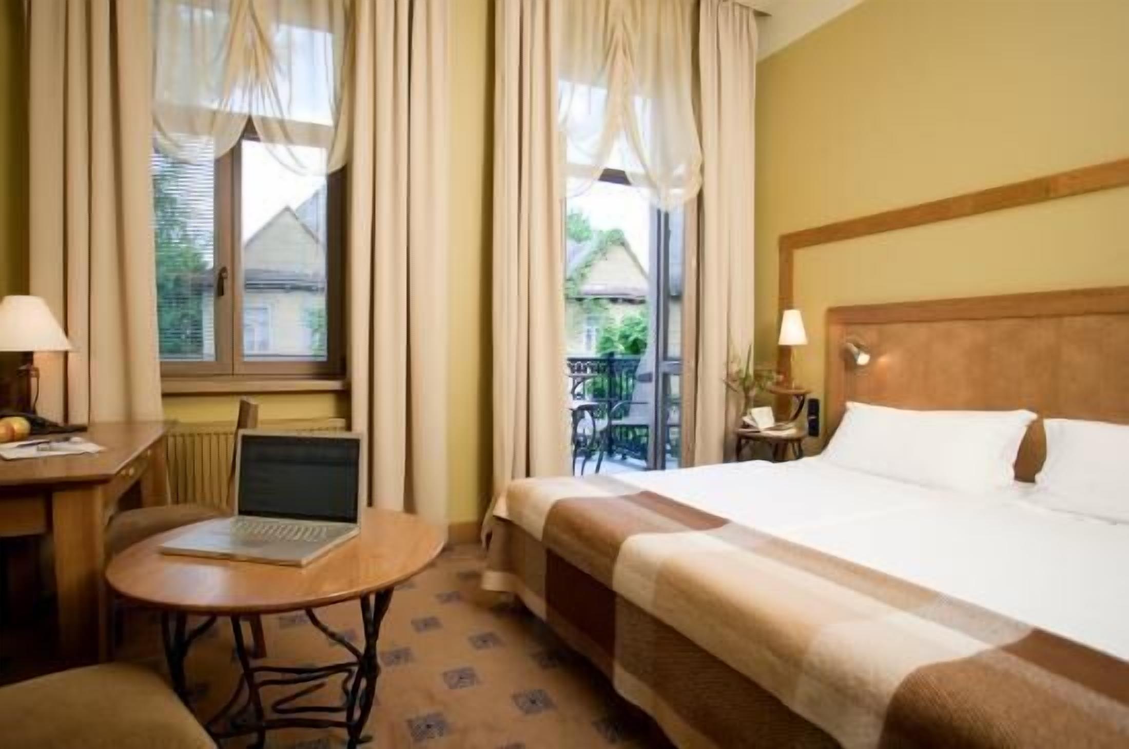 minibar, desk, soundproofing, free wifi