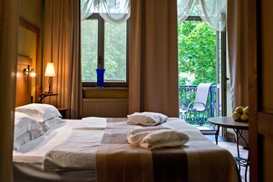 Minibar, escritorio, sistema de insonorización y wifi gratis 