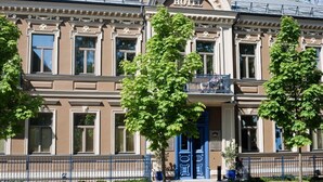 Un edificio histórico con un llamativo letrero que dice 