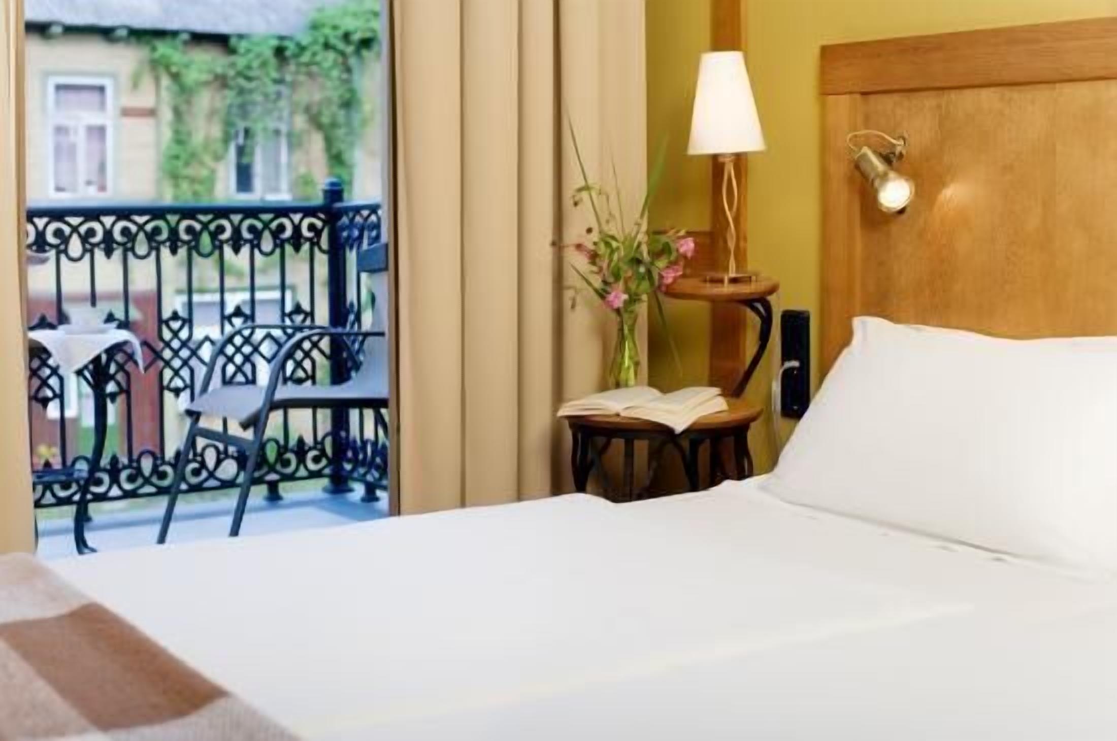 minibar, desk, soundproofing, free wifi