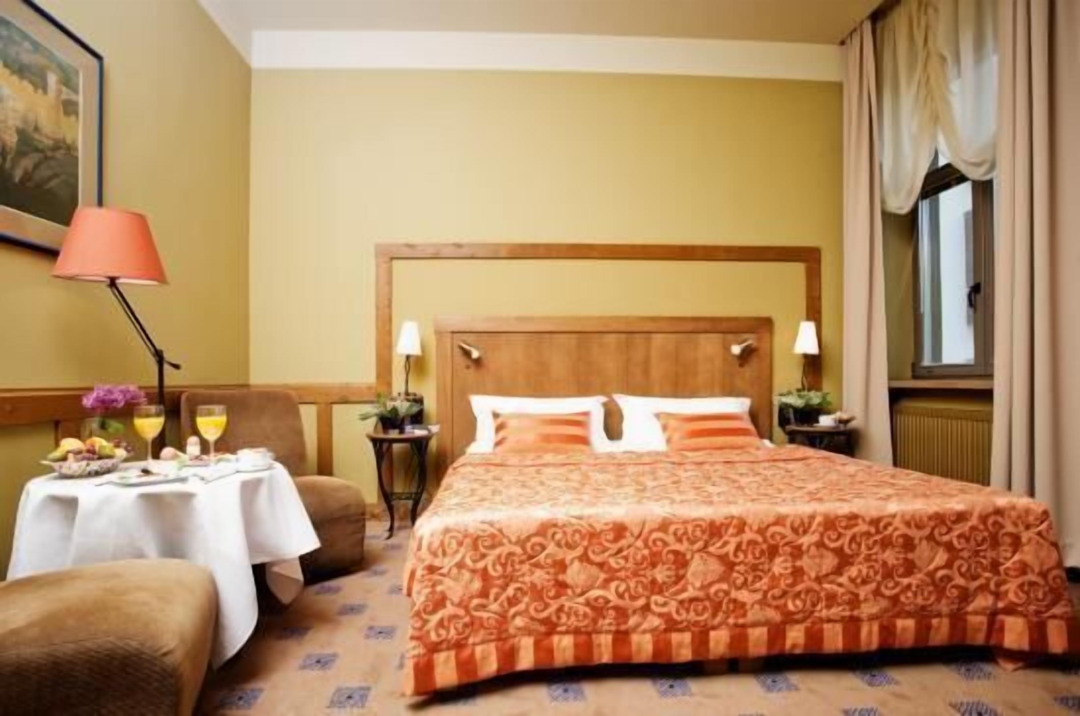 minibar, desk, soundproofing, free wifi