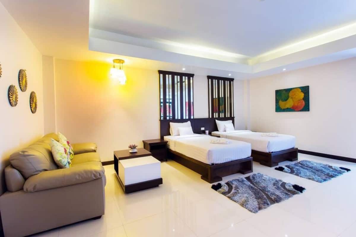 premier double or twin room, garden view | minibar, in-room safe, desk