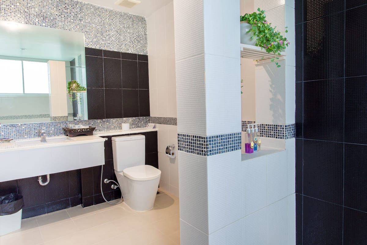 premier double or twin room, garden view | bathroom | shower, free toiletries, hair dryer, bathrobes