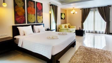 Junior Double Room, Garden View | Minibar, in-room safe, desk