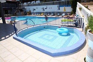 시즌별로 운영되는 야외 수영장, 수영장 파라솔, 일광욕 의자