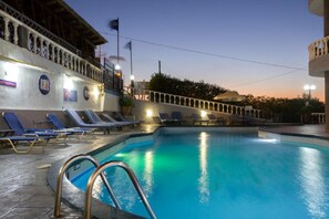 Seasonal outdoor pool, pool umbrellas, sun loungers - Villa Marina (Hersonissos)