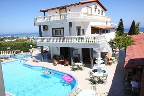 Alberca al aire libre por temporada y sombrillas en la alberca