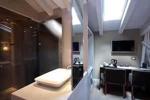 Quarto casal ou duplo superior | Banheiro | Chuveiro, produtos de toalete grátis, secador de cabelo, bidê