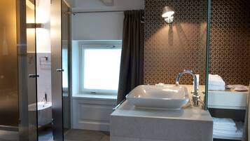 Deluxe Room | Bathroom | Shower, free toiletries, hair dryer, bidet