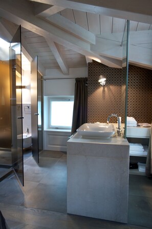 Deluxe Room | Bathroom | Shower, free toiletries, hair dryer, bidet - Fuori Porta House (Bergamo)