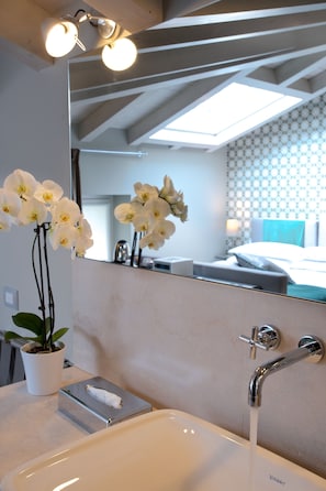 Quarto casal ou duplo superior | Banheiro | Chuveiro, produtos de toalete grátis, secador de cabelo, bidê